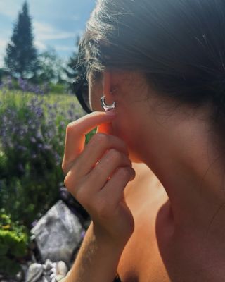 Minimalistická elegance v každém detailu. ✨ Tyto jemné stříbrné náušnice dokonale doplní váš letní styl a přinesou vám...